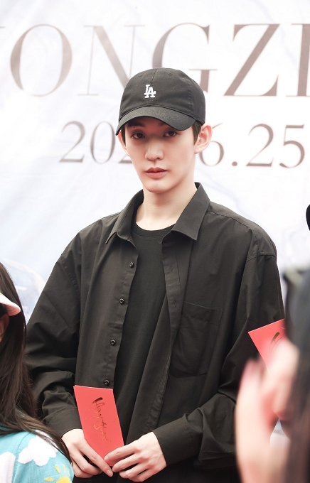 杨超越|电视剧《重紫》开机路透，杨超越徐正溪稳站C位，视线却被他吸引