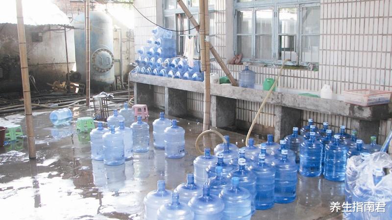 喝哪种水最安全？桶装水和家用净水器的水，你家用哪个