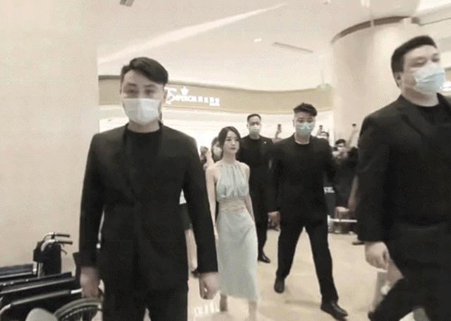时尚圈的奇葩大喵|大骨架女孩竟然赢了纸片人？瘦成柴撑不起造型，上镜瞬间就被淹没