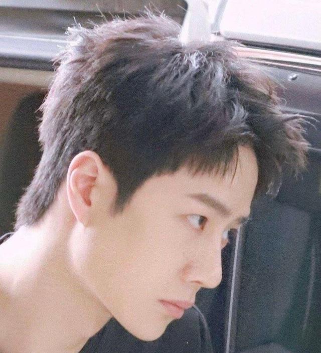 王一博|王一博生图引热议,精修凸显不出他的颜值,素颜才是真好看