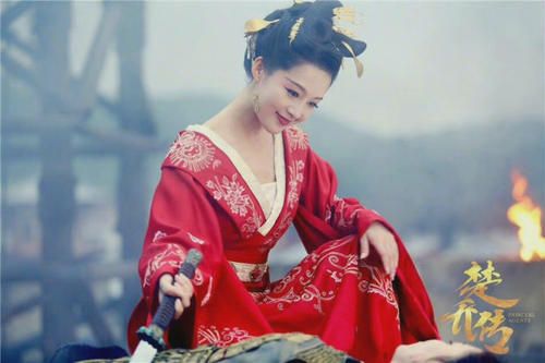 吴奇隆|任嘉伦新剧衣服竟开衩？李沁一袭红衣惊艳众人，网友：女主换得好