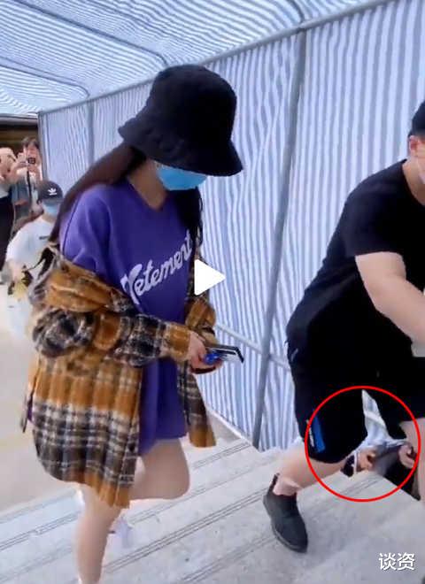 张含韵|张含韵遭男代拍拍裙底，吓得屈膝拢腿，低声哀求不要蹲下拍