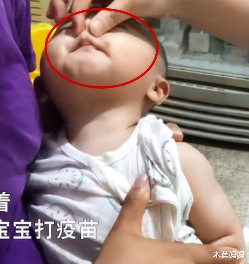 木莲妈妈|为了给熟睡中的宝宝打针，医护下“狠手”捏鼻子叫醒，心疼又好笑