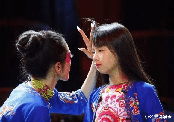 杨丽萍|22岁小彩旗彻底放飞自我，杨丽萍对她己经失去控制，如今成这样