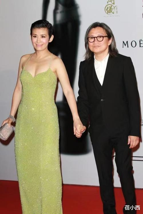 蓓小西|“吴君如”与陈可辛合体亮相，穿印花衫配牛仔裤，越老越时髦