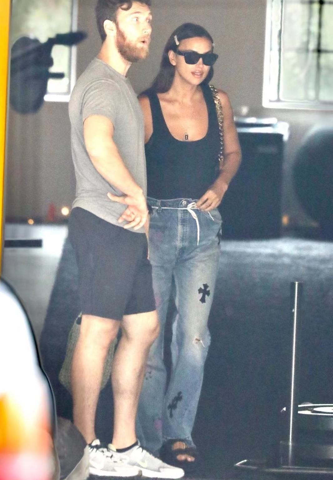 时尚风行派|超正名模伊莲娜用鞋带当腰带！低胸背心暴露副乳，五五分身材真胖