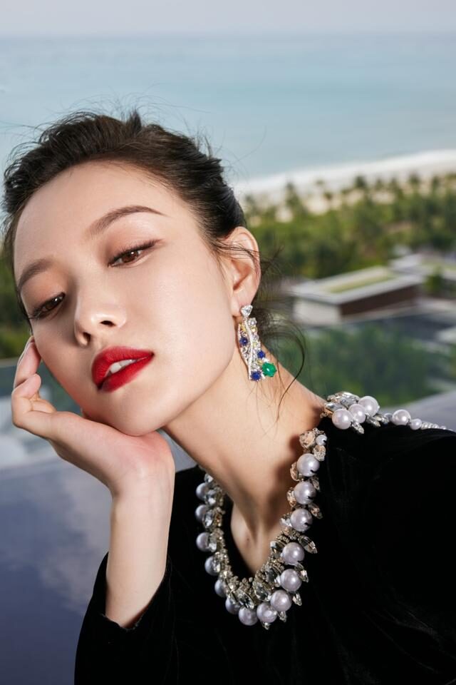 倪妮|倪妮出席新剧发布会，别人穿显老的黑色丝绒裙，她却穿得优雅贵气