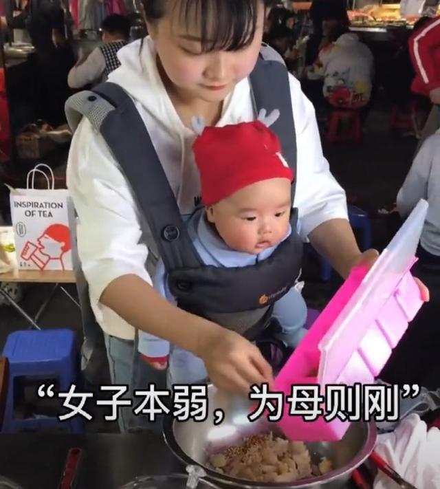 陈亮聊生活 四川成都：90后宝妈带娃摆摊引关注，“手里是生活，怀里是未来”