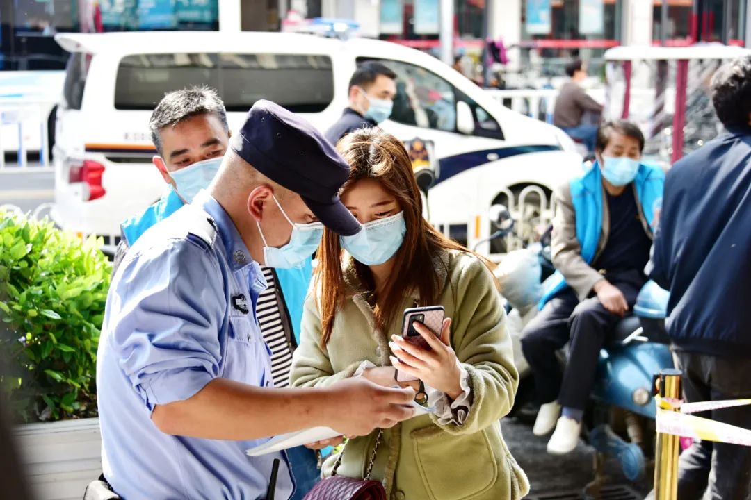 时代安徽 安徽阜南：在各疫苗接种现场，有一群最可爱的人，他们叫公安民警