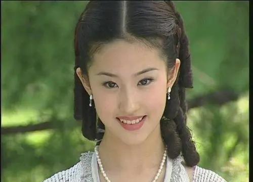 刘亦菲|刘亦菲躺床上怼脸自拍，脸色微红疑似醉酒，穿睡衣姿态慵懒妩媚