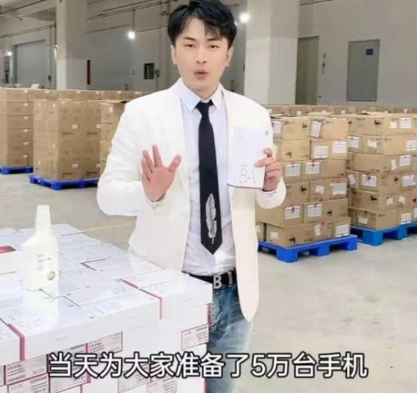 辛有志|送5万台手机复出，辛巴涨粉百万，人民日报当头一棒！