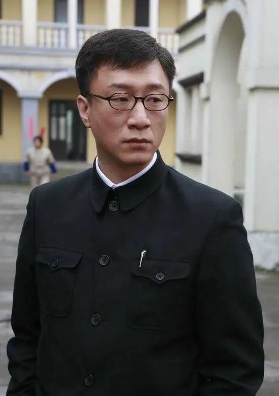 潜伏|如今《潜伏》已经播出12年，评分高达9.4，真的是谍战剧中的天花板