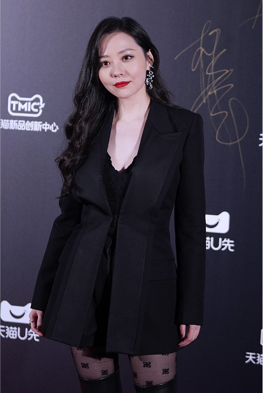 张靓颖|张靓颖发福了不少，看起来更有韵味，一身黑挺高级的