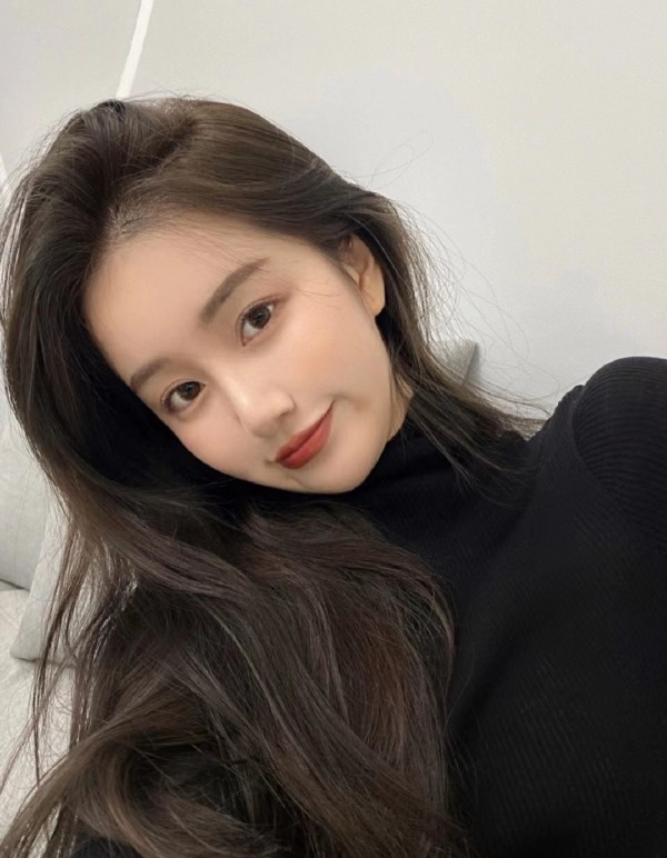 发型|“黄头发”早就过时了，2021年流行这8种发色，时髦显白又高级