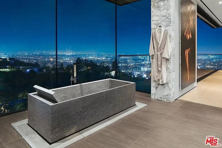 “壕”无人性!5个卧室9个浴室,王思聪的1600平豪宅位最尊贵地区