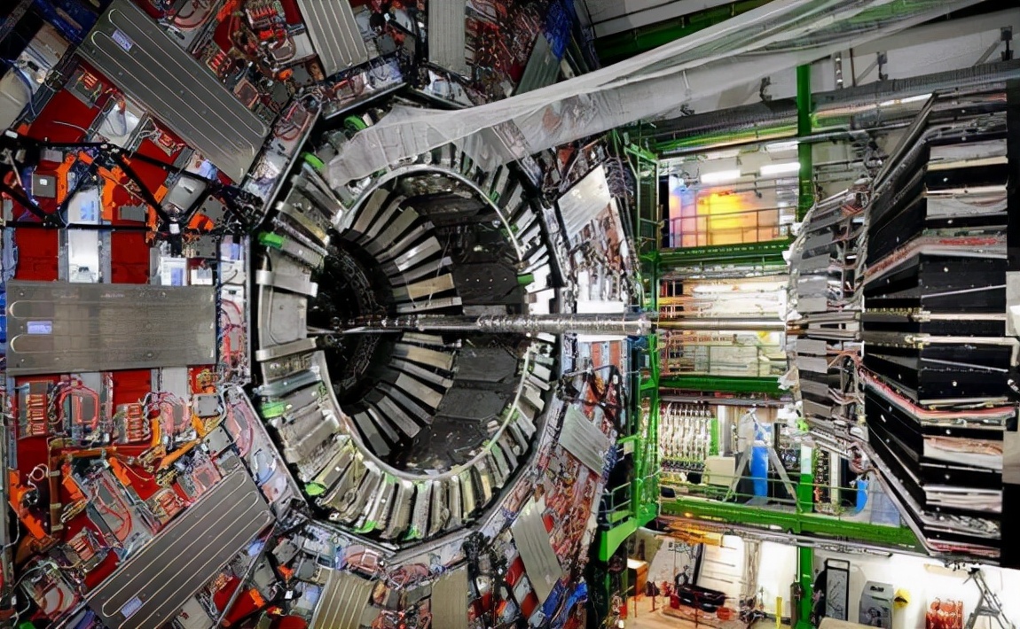 对撞机 杨振宁一再坚决反对中国建设大型的对撞机，理由是：费用大、科学家也不多