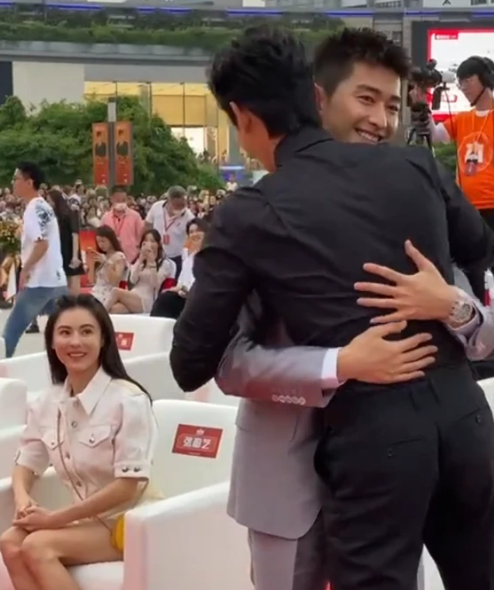 韩剧|张翰烤肉店开业大吉，众明星好友前来捧场，张柏芝穿超短裤现身宛如少女