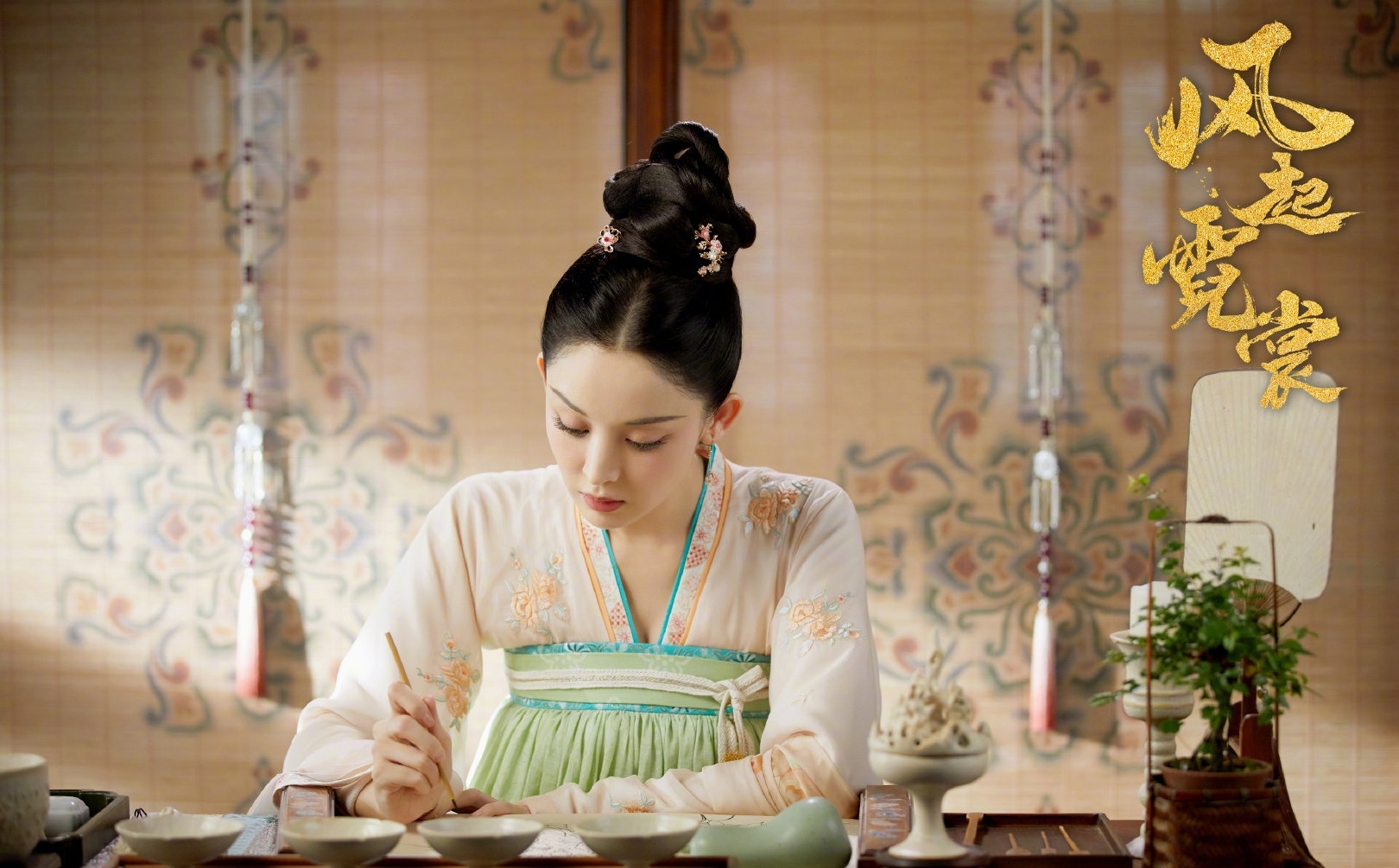 古力娜扎|娜扎和迷你版自己合照，两人仿佛复制粘贴，想必娜扎都生不出这么像的