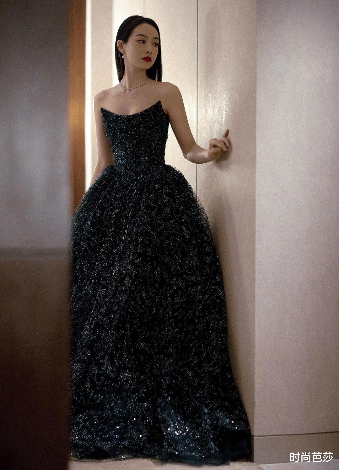 穿衣搭配|说实话，关晓彤的吊袜裙有点“惊”到我了