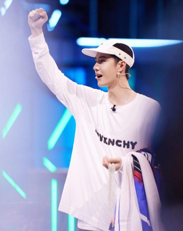 王一博|《街舞4》上的王一博，这件白T大有来头，一波王炸，BOOM！