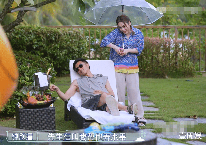 阿娇|阿娇对谢霆锋太贴心了，还亲自为他撑伞，容祖儿都看不下去了！