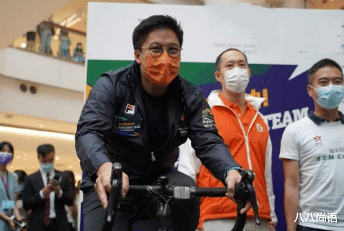 霍启刚|霍启刚全黑运动装为香港队加油，连线央视谈起郭晶晶，幸福藏不住