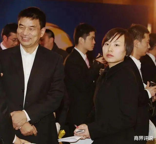 收音机坏掉了,她去找物理老师修理,后来嫁给对方如今成首富夫人