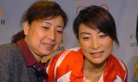 育妈计|女儿嫁给千亿富豪，父母仍住老房子，去香港参加婚礼也是坐经济舱