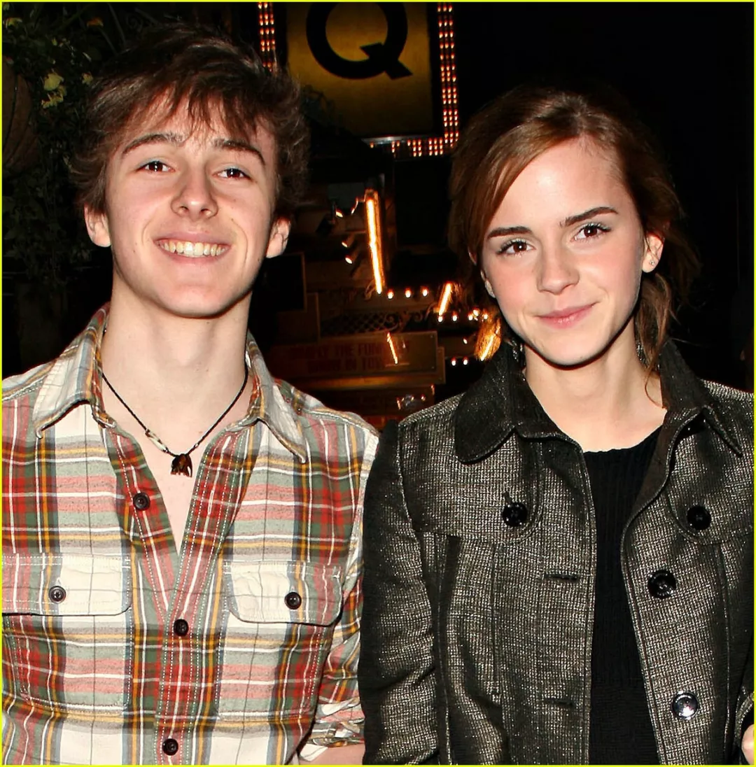 InsDaily 艾玛沃特森的亲弟弟曝光！现在长这样