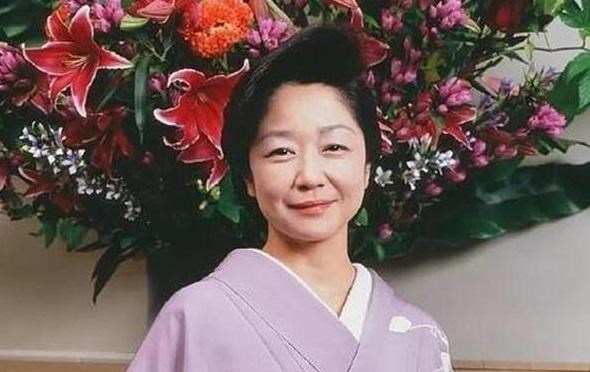 日本|名校毕业后，她成了日本第一妈妈桑，首相为她倾倒，53岁仍是头牌