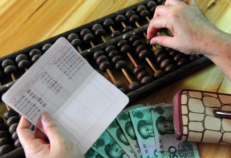 城外五十九 去世老人的身份证已被注销，那他存在银行的钱还能取出来吗？