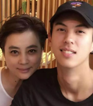 李玲玉|李玲玉混血儿子好帅气，合照妈妈眼睛离不开儿子，离婚多年仍单身