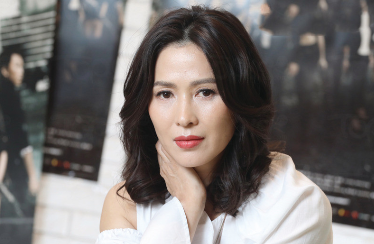 古天乐|她与古天乐是荧屏情侣，为照顾父亲隐退，52岁为养家人不敢结婚