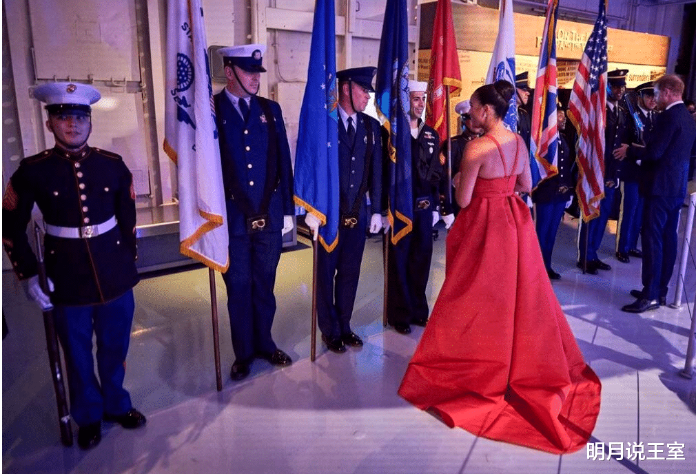 欧美明星|梅根罕见再走红毯，身材丰腴变化大，一袭红裙隆重感十足