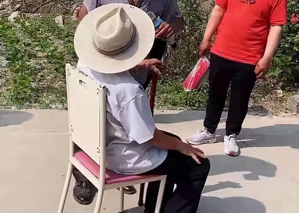消费新文娱 拄拐老人马路中间坐着拦婚车，谁劝都不动，村支书：把老爷子架走