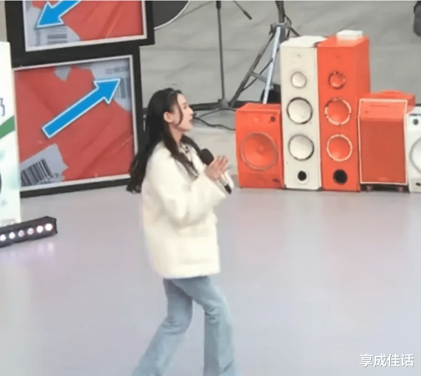 迪丽热巴|黄圣依混到这个地步了，打扮随意舞台捡漏，看来她是过气明星想翻红