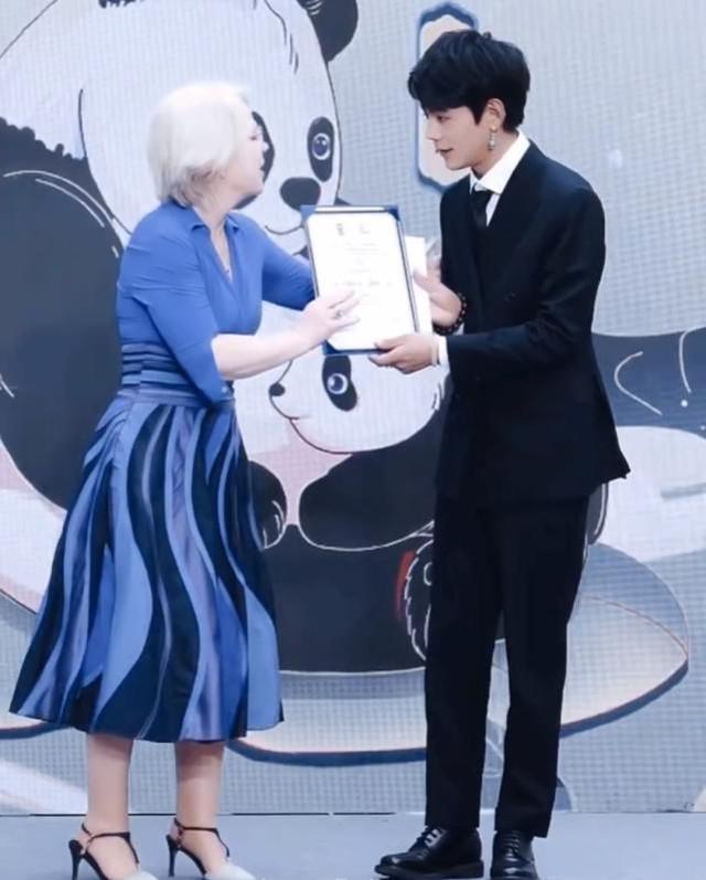 修图|丁真参加活动现场，未修图颜值立马被打回原形