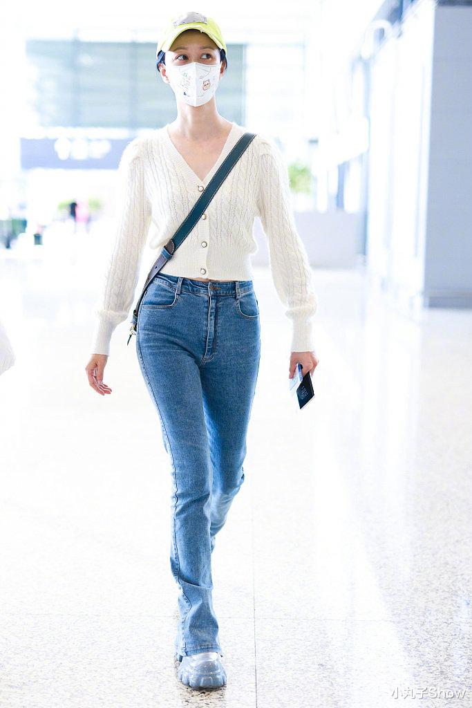 倪虹洁|“祝无双”倪虹洁走机场，冬日大胆穿露脐装，苗条身材不输小姑娘