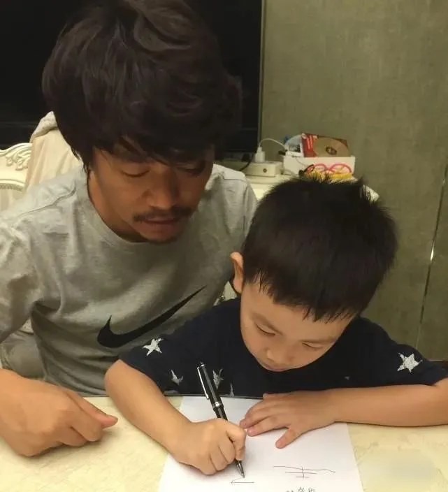 马蓉|王宝强马蓉离婚4年，两个孩子的差距一目了然