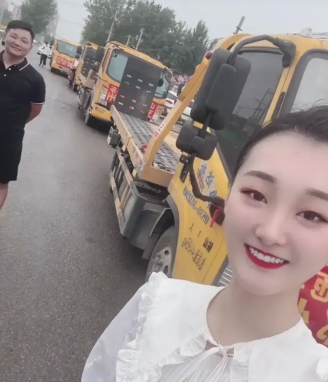 情窦初开的青春|大衣哥儿媳妇陈亚男被吐槽，竟眉开眼笑地送拖车队去河南救援？