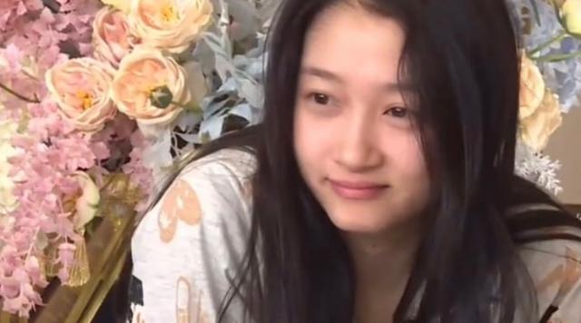 猫妹妹|关晓彤“起床照”被疯传，看到她素颜出镜后，网友：确定23岁？