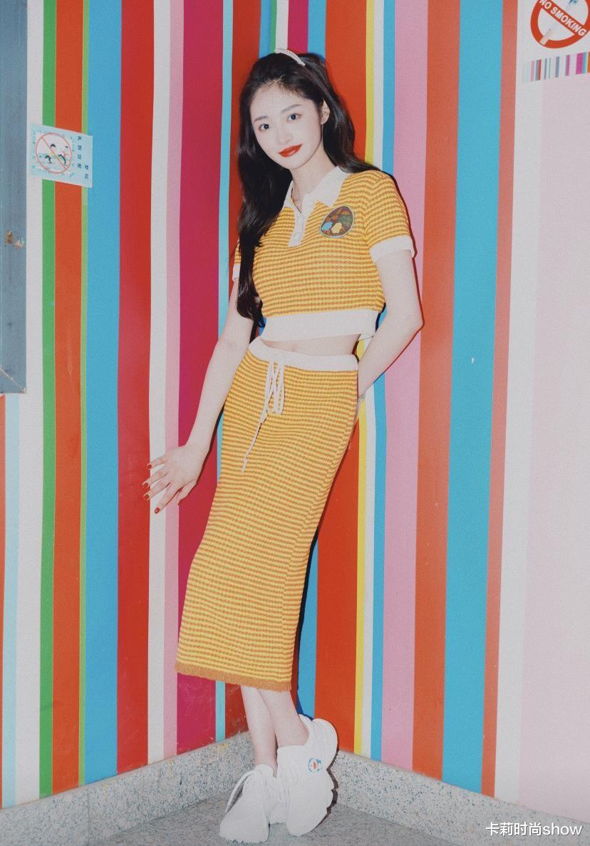卡莉时尚show|吴宣仪造型总被吐槽土？干脆穿套装就好了，够洋气还不用费心搭配