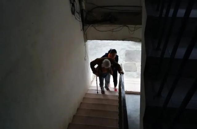 购房置业|官方鼓励成年子女与父母就近居住，农民子女进城买房的老人咋办？