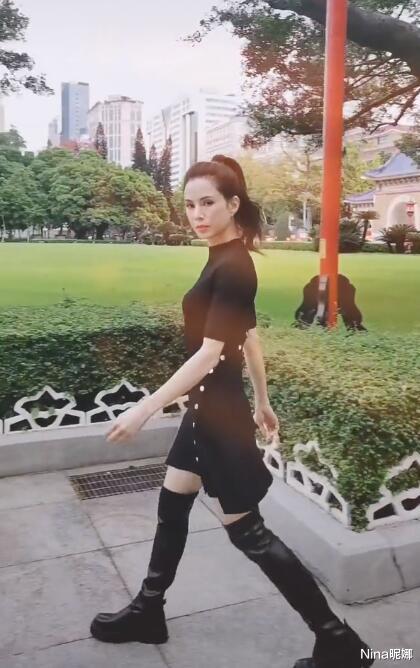 穿衣搭配|55岁李若彤真让人自卑，一把年纪穿针织裙无赘肉，“马蜂腰”女生都看酸