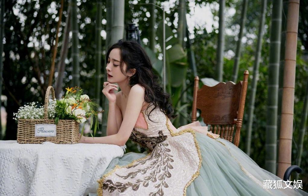 杨幂|杨幂内衣大片释出，身材撩人大秀美背，气质根本不像36岁！