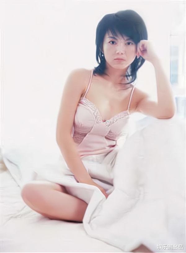 李湘|李湘的“睡衣大片”被翻出，衣着清爽气质妩媚，贵妇形象备受质疑