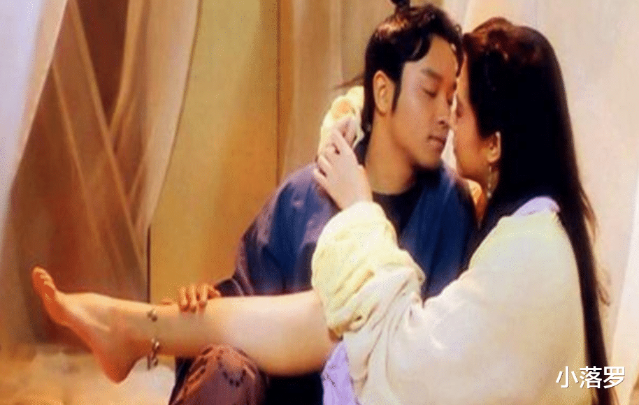 杨幂|25张罕见照：给刘亦菲打伞的杨幂，吸烟的曹操，泳池里的邓丽君