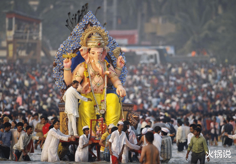 印度6歲男孩意外走紅，因其長相似“象頭神”，被父母當神靈跪拜-圖2