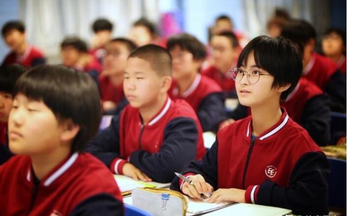 ea|学校要求男女生统一发型,标准发型引争议,女生:“太丑了”