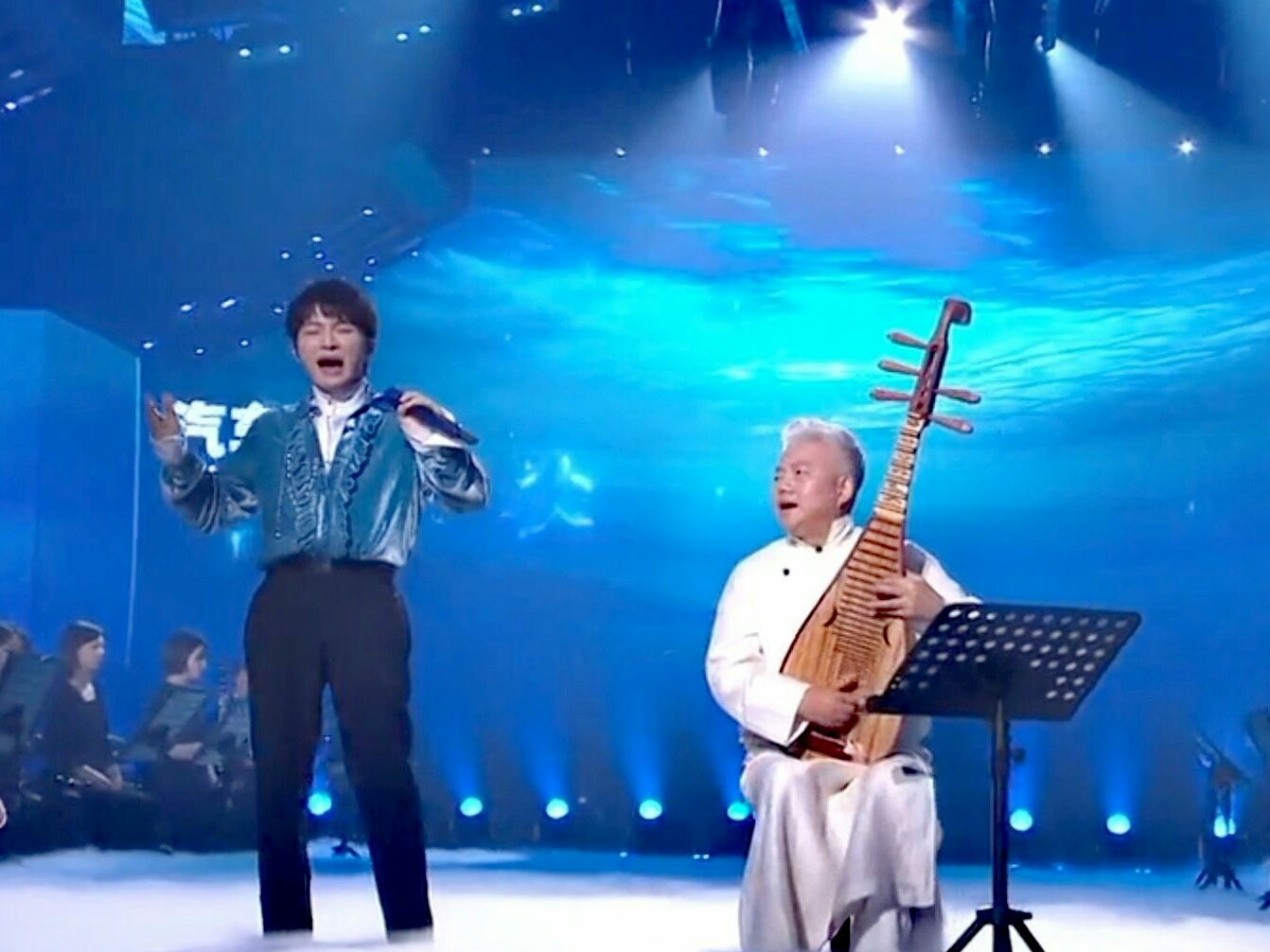 周深|被光拥抱，被歌声环绕，生米与周深的幸福时光，就是这么美妙